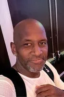 Larry E. Lundy Jr. interpretando a