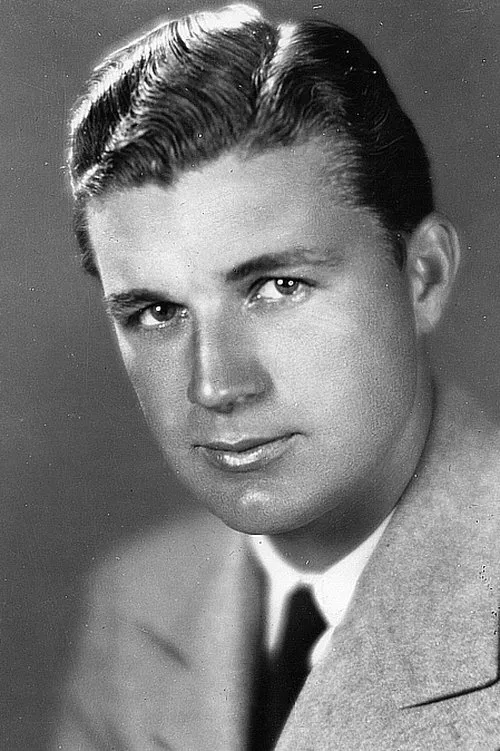 Larry Kent interpretando a Dermot McDermot