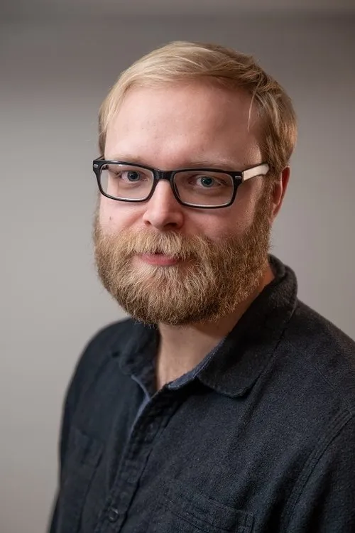 Larry Lindsay interpretando a Waiter
