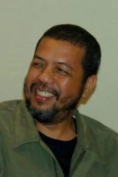 Larry Manda interpretando a 