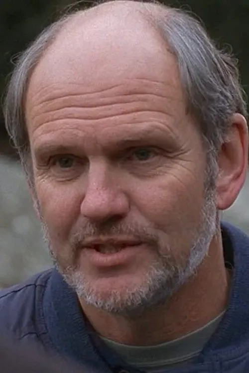 Larry Musser interpretando a Gilbert