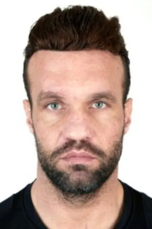 Larry Steele interpretando a 