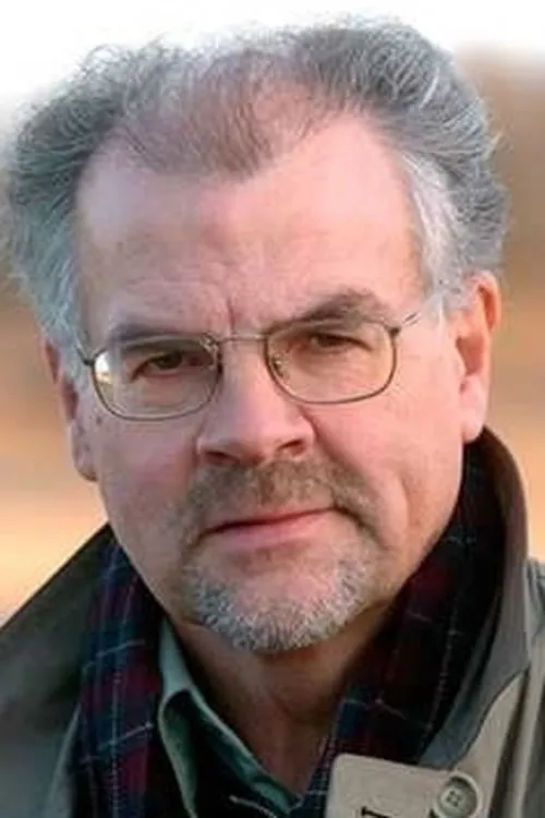 Lars Borgnäs interpretando a Journalist