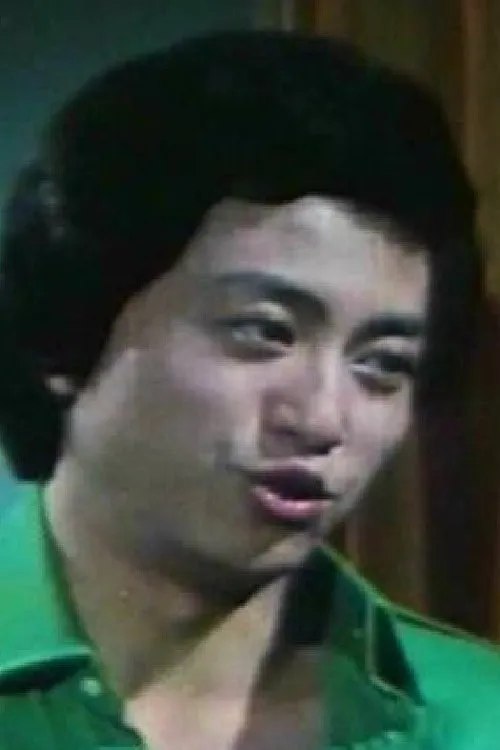 Lau Wai-Man interpretando a 