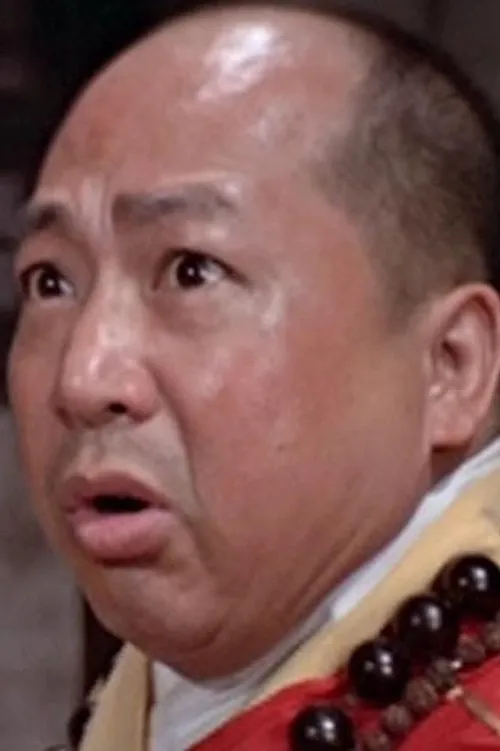 Lau Yat-Fan interpretando a Mr. Wang