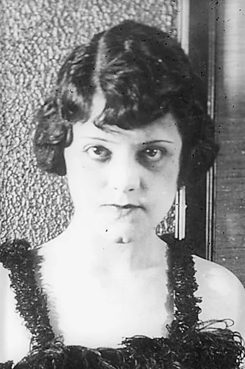 Laura Anson interpretando a Nellie Johnson