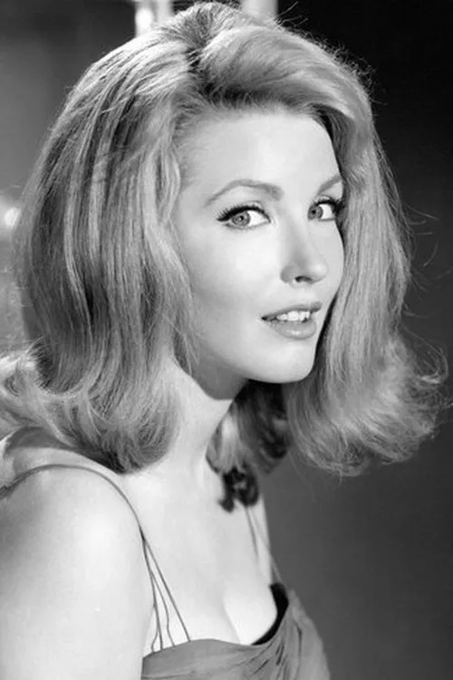 Laura Devon interpretando a Rusty Sartori