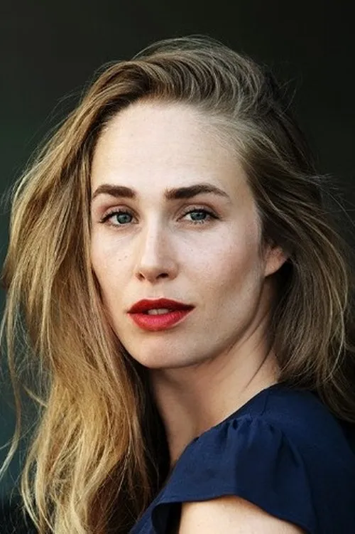 Laura Egger interpretando a Jenny