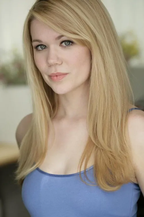 Laura Elizabeth Hall interpretando a Becca Brooks