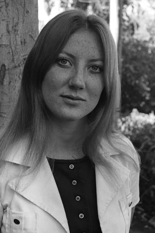 Laura Hippe interpretando a Jenny