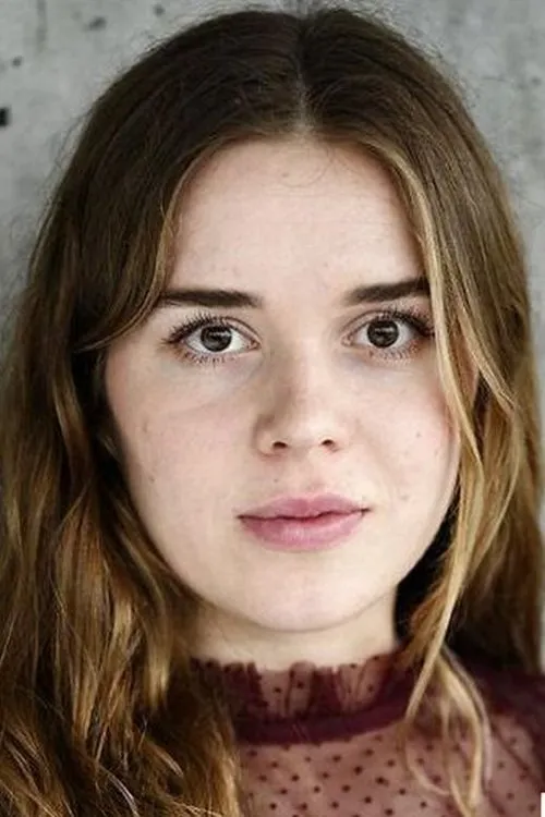 Laura Kjær interpretando a Ebba (Ung)