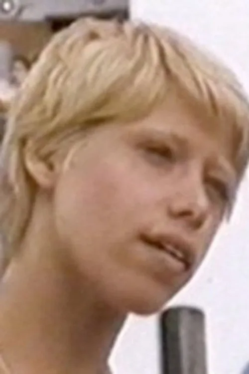 Laura May interpretando a 