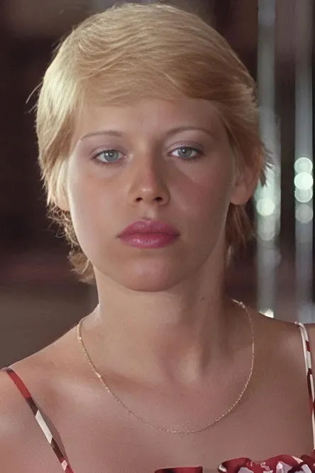 Laura Miles interpretando a la femme de chambre