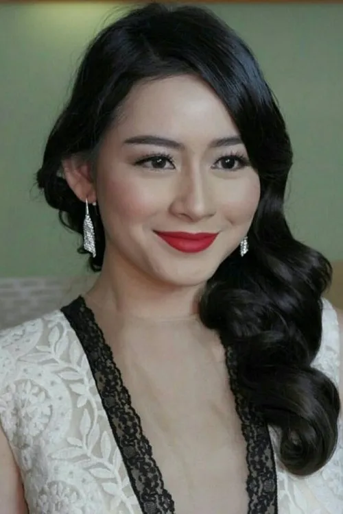 Nabila Bintang ha trabajado con Laura Theux en 1 ocasiones