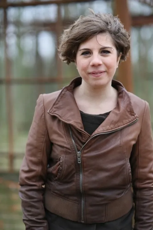 Laure Godisiabois interpretando a Madame Chapeau