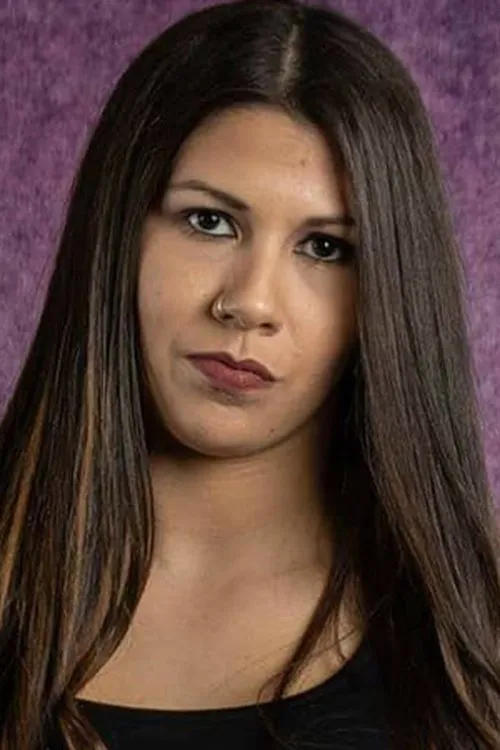 Lauren DeMarco interpretando a Gemma Cross