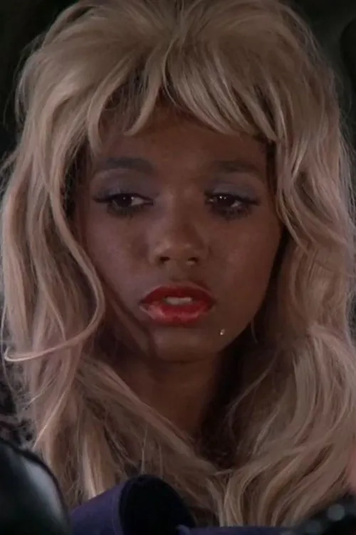 Lauren Jones interpretando a Policewoman