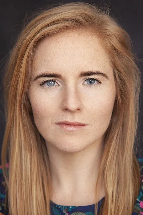 Lauren Larkin interpretando a 