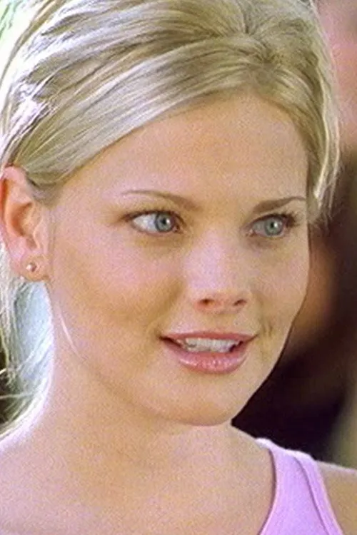 Lauren Petty interpretando a Courtney