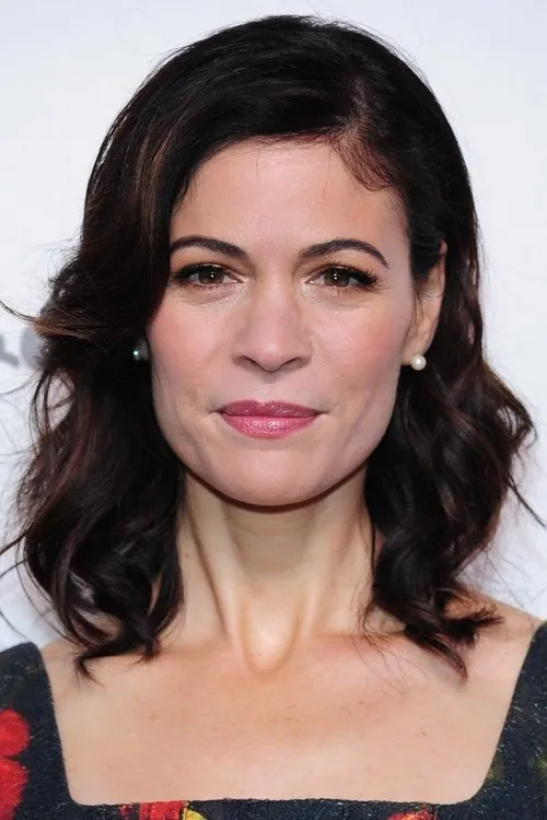 Lauren Stamile interpretando a Leonora