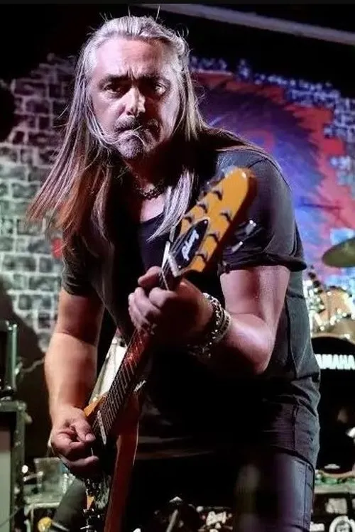 Laurence Archer interpretando a