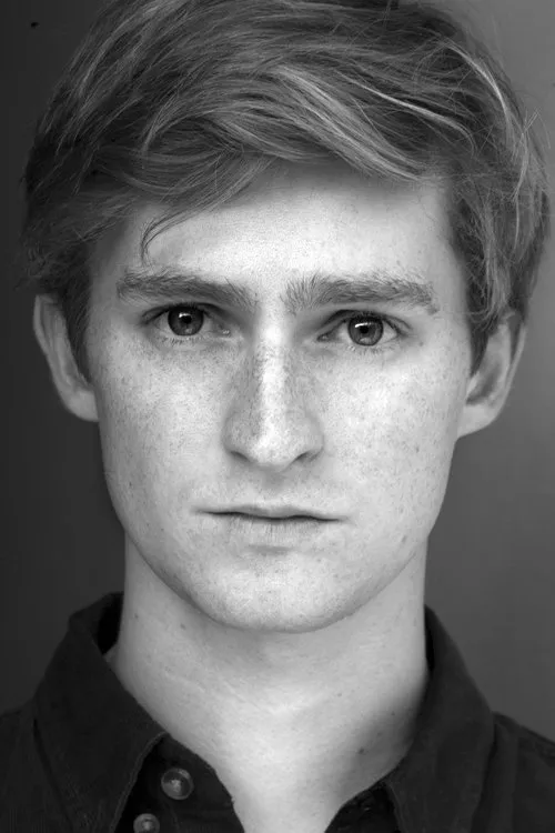 Laurence Belcher interpretando a Michael Rollins