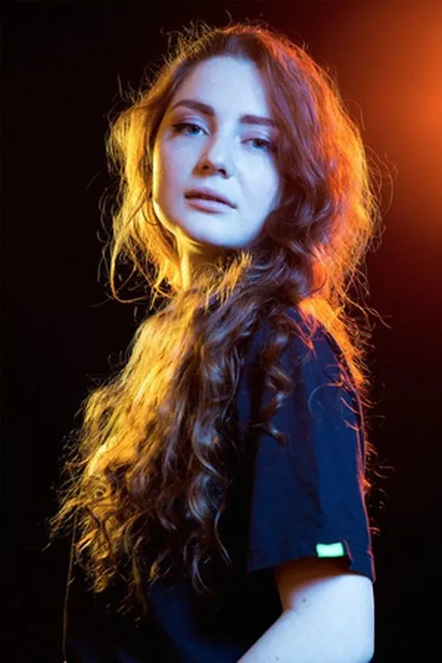 Laurène Arnoux interpretando a La jeune