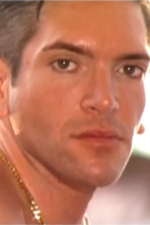 Lazaro Carrera interpretando a