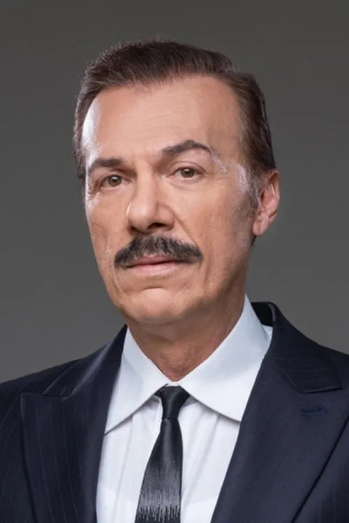 Lazaros Georgakopoulos interpretando a Proedros