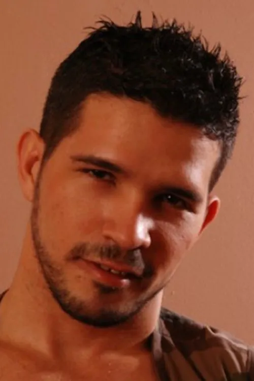 Lazzaro Ramirez interpretando a 