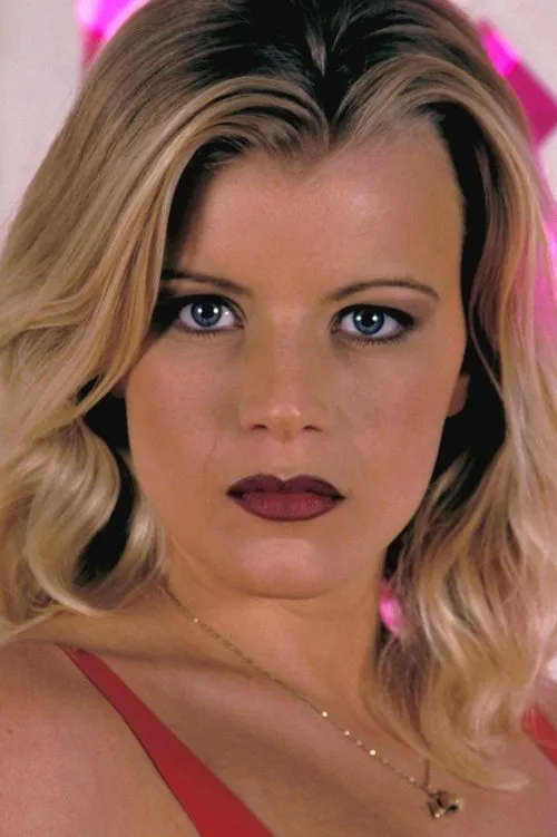 Lea De Mae interpretando a 