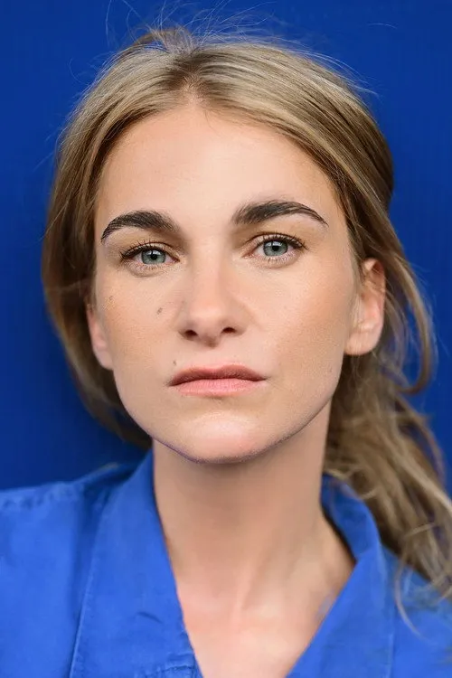 Lea Fleck interpretando a Leonie Adler