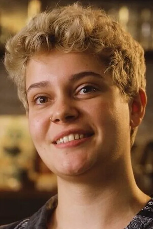 Lea Mirzanli interpretando a Mia