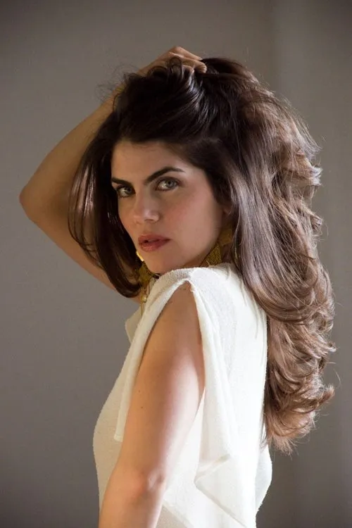 Lea Moreno Young interpretando a Gina Thompson