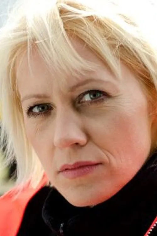 Lea Oleksiak interpretando a Saleswoman