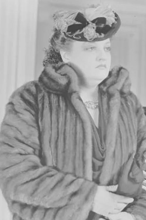 Lea Penman interpretando a Mrs. Stoneway