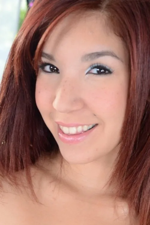 Leah Cortez interpretando a 