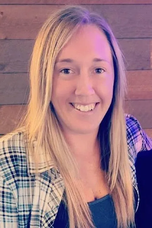 Leah Letson interpretando a Self