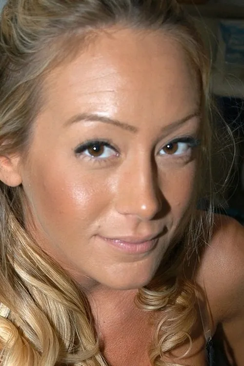 Leah Moore interpretando a 