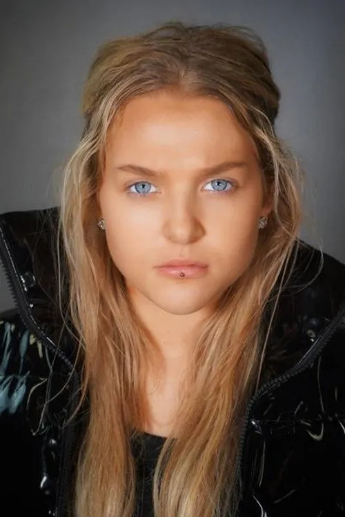 Leah Rhodes interpretando a Ella