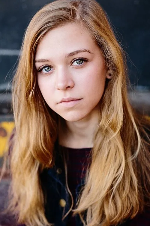 Leah Schiman interpretando a Caitlin Moore