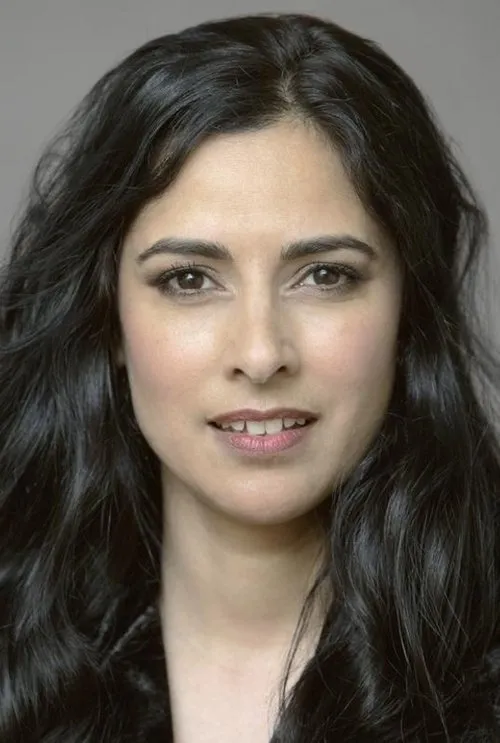 Leah Vandenberg interpretando a Claire Sutton