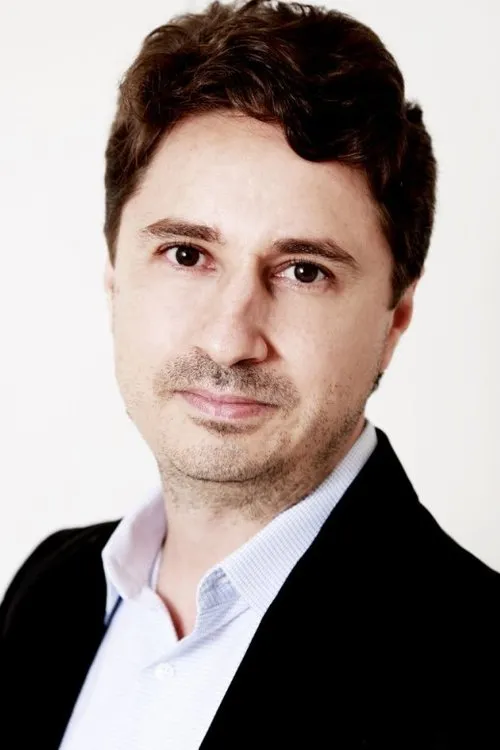 Leandro Daniel Colombo interpretando a Dr. Daniel Torres