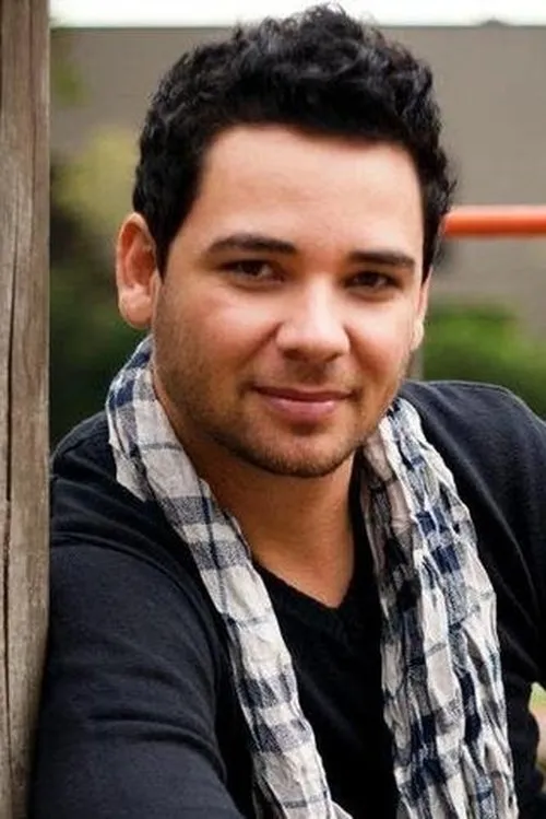 Leandro Negri interpretando a Branquinha