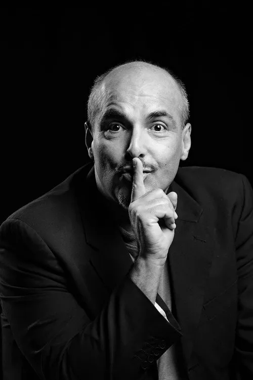 Leandro Sanchez Arauz interpretando a Oscar Matamoros