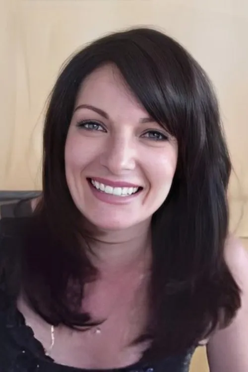 Leanne Halloran interpretando a Officer Beaples