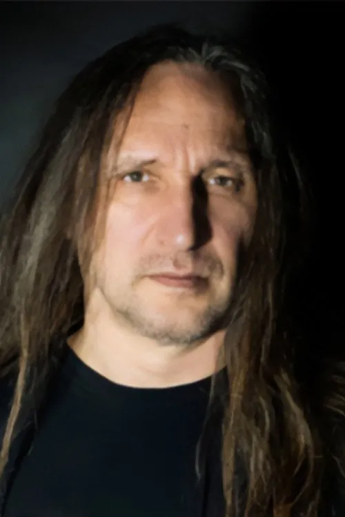 Lee Altus interpretando a Himself