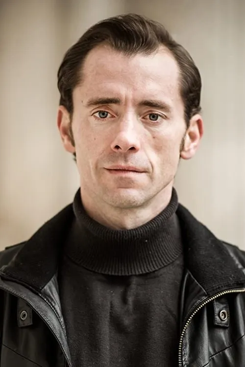 Lee Bane interpretando a Office Lageson