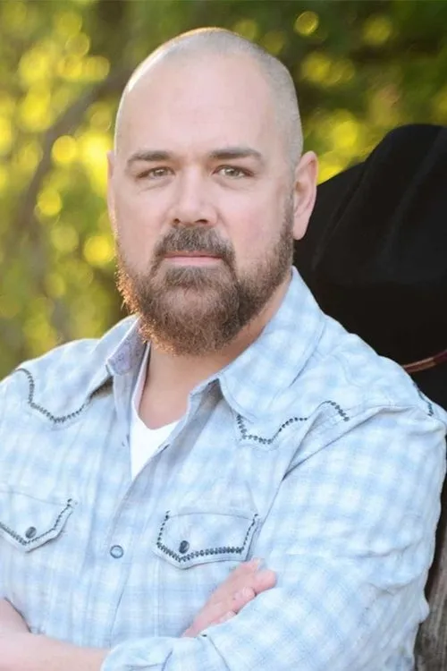 Lee Burns interpretando a Peter Best