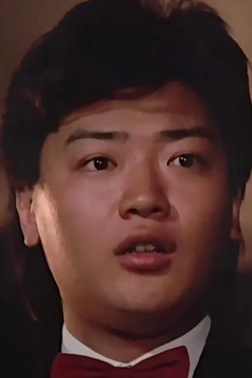 Lee Chi-Git interpretando a Fu